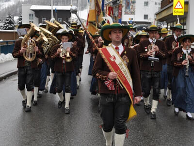 2012 - Fahnenweihe Bild 75